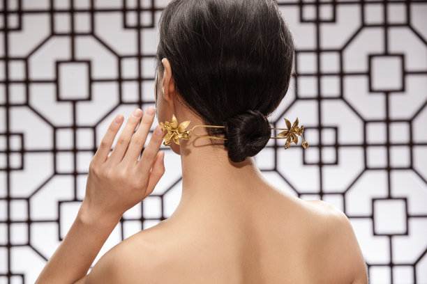 梳着中式发髻的东方女人图片下载