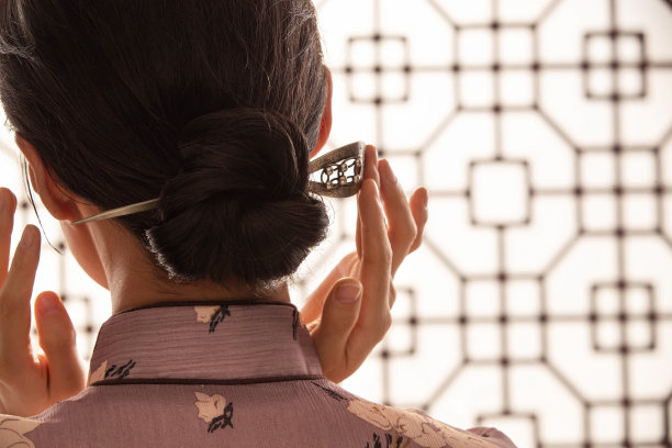 插簪子的梳中式发髻的东方女人图片下载