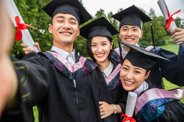 四个身穿学士服的大学生一起自拍图片下载