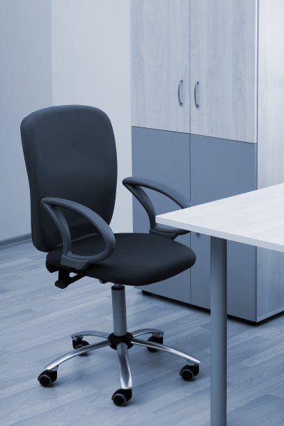 现代办公室的椅子和书架图片下载