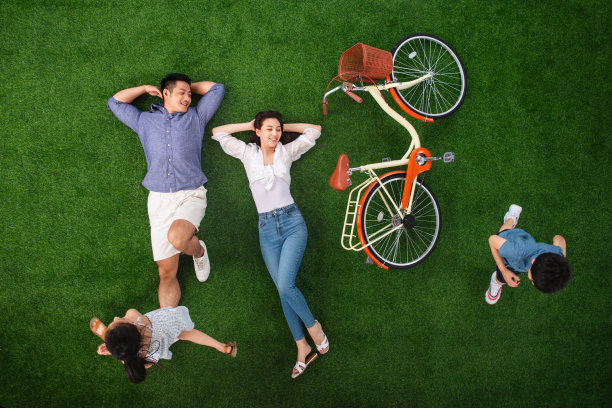 草地上快乐的一家四口图片下载