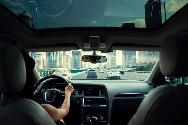 开车的青年女人图片下载