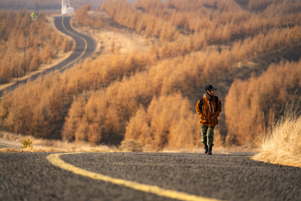 年轻女子徒步旅行图片下载