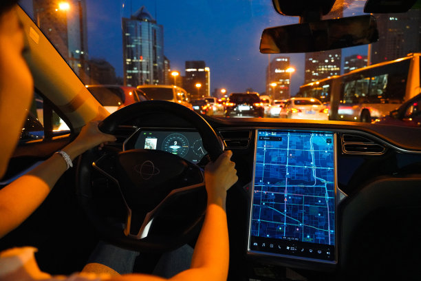 夜晚开车的青年女人看屏幕导航图片下载