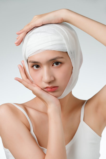 青年女人做整形手术图片下载