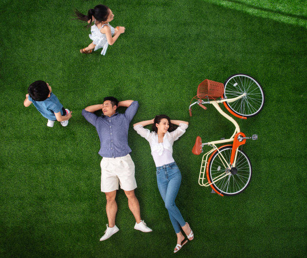 草地上快乐的一家四口图片下载