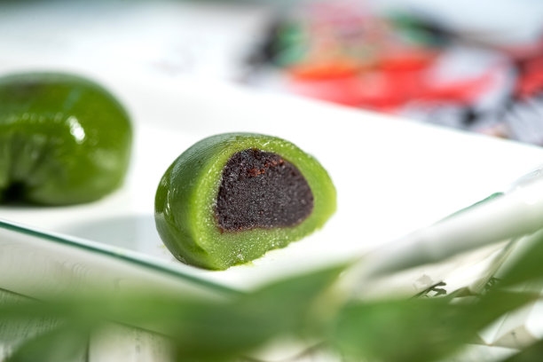 盘子里切开的青团图片下载