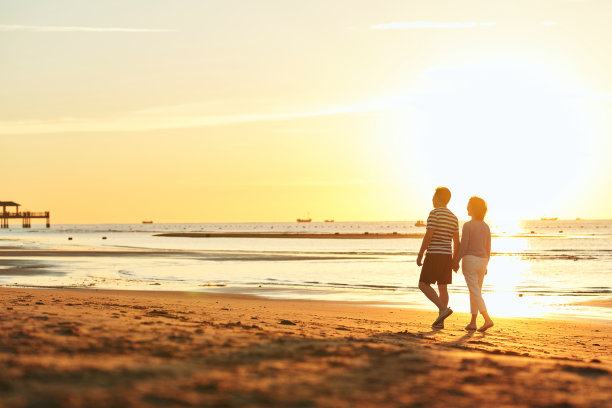 老年夫妇在海边散步图片下载