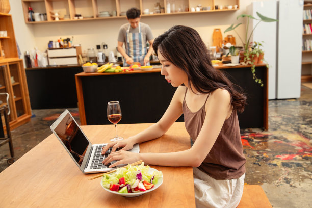 年轻夫妇的居家生活图片下载