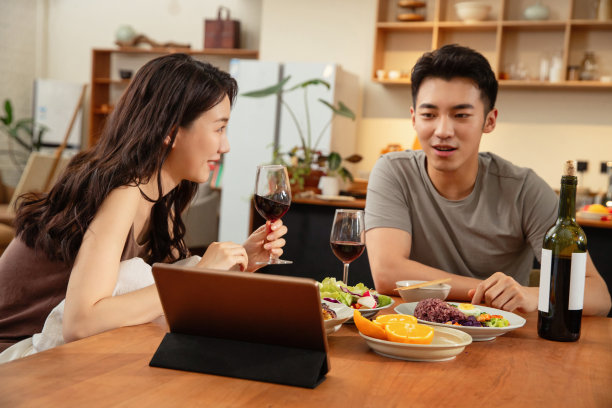 年轻夫妇在家吃饭视频图片下载