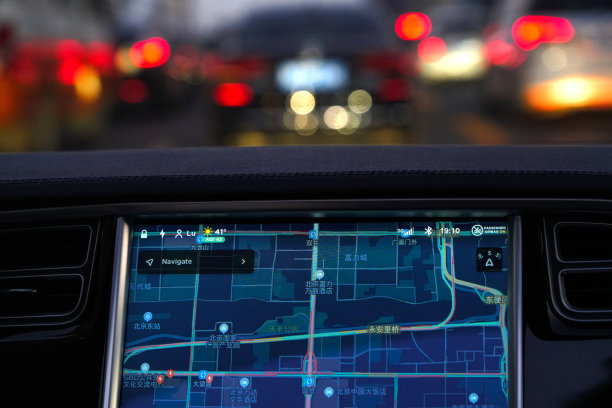 汽车驾驶时屏幕显示的实时路况图片下载