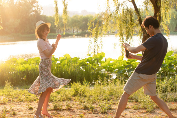 幸福情侣在公园里拍照图片下载