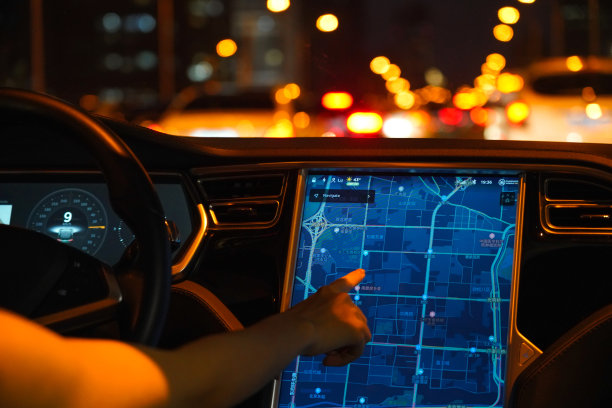 驶驾汽车时手指屏幕显示地图图片下载