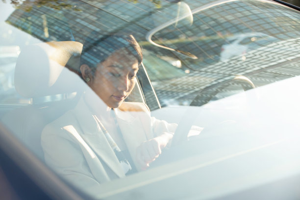 汽车驾驶座上的青年女人图片下载