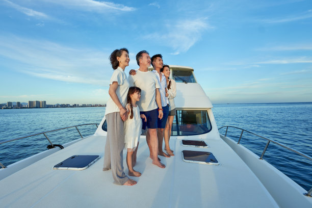 欢乐家庭乘坐游艇出海图片下载