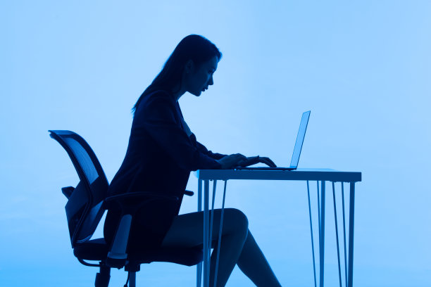 商务女士在办公室使用电脑图片下载