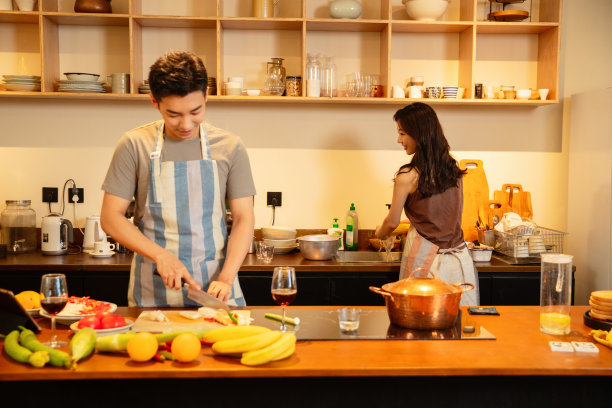 青年夫妇在家做饭图片下载
