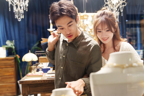 幸福情侣在商场里购物图片下载