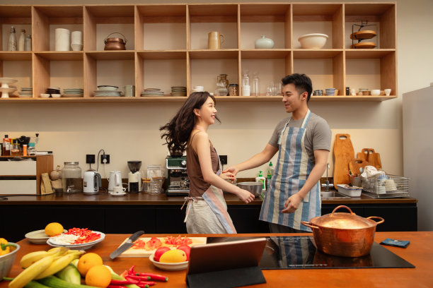 青年夫妇在家边做饭边跳舞图片下载