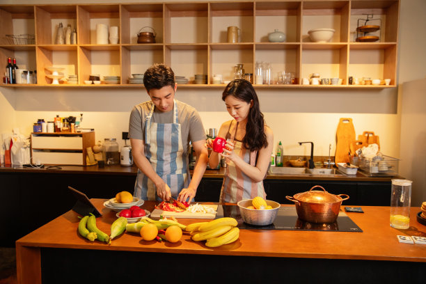 青年夫妇在家做饭图片下载