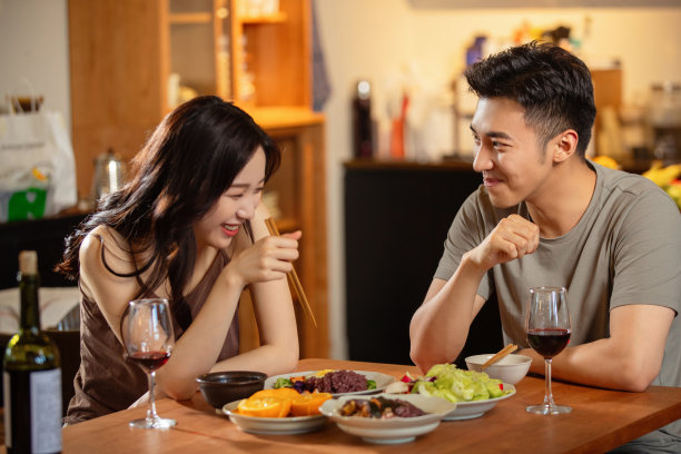 年轻夫妇在家用餐图片下载