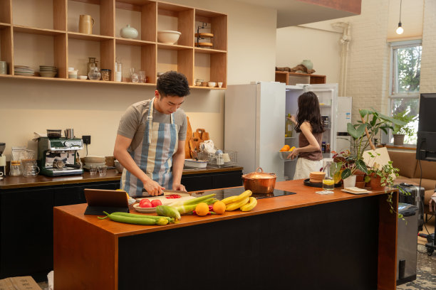 青年夫妇在家做饭图片下载