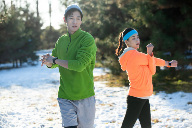 冬季青年情侣户外运动图片下载