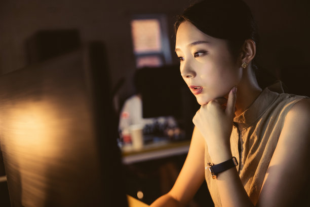 在办公室加班的年轻女士图片下载