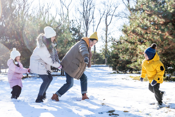 快乐的一家人在雪地里做游戏图片下载