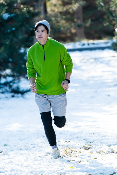 青年男人户外慢跑图片下载