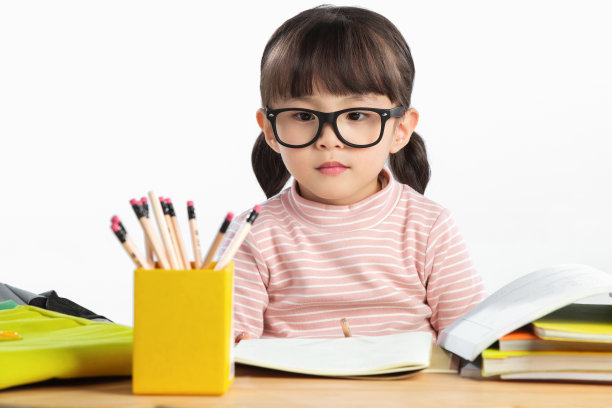 可爱的小女孩写作业图片下载