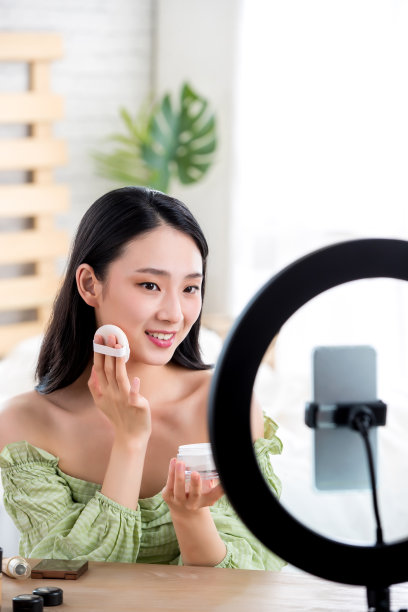 青年女人在线直播化妆图片下载