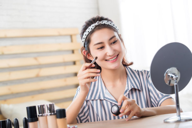 在家化妆的青年女人图片下载