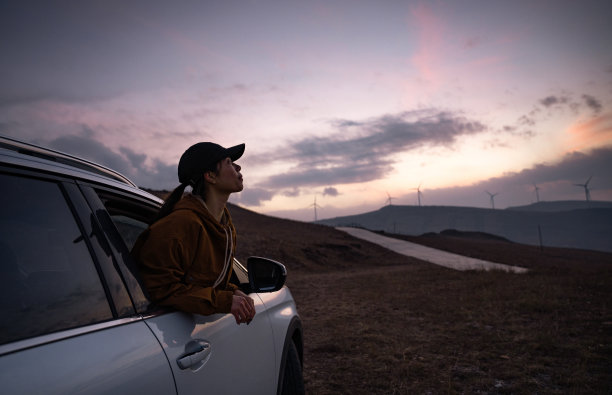 年轻女人自驾游图片下载