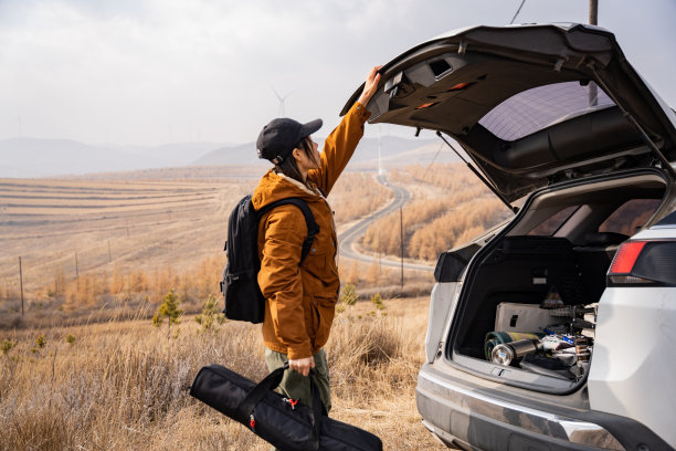 年轻女人自驾游图片下载