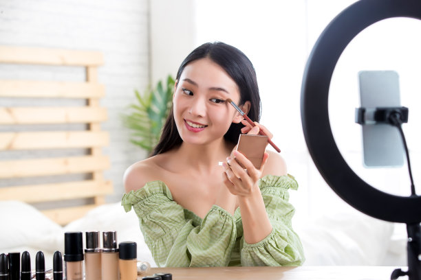 青年女人在线直播化妆图片下载