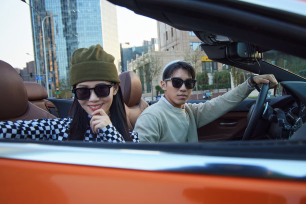 青年情侣驾驶跑车出行图片下载