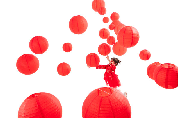 红灯笼下玩耍的小女孩图片下载