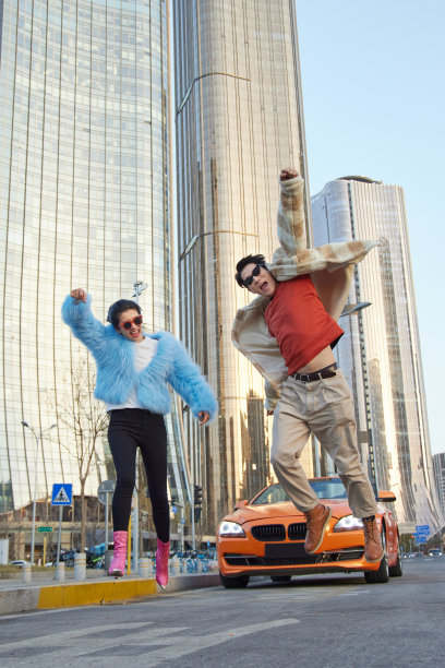 快乐的青年情侣图片下载