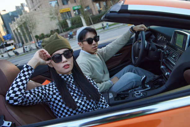 青年情侣驾驶跑车出行图片下载