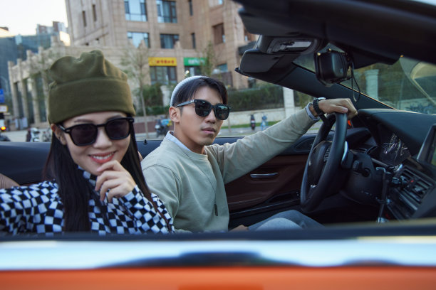 青年情侣驾驶跑车出行图片下载