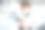 年轻女人戴口罩乘坐汽车图片下载
