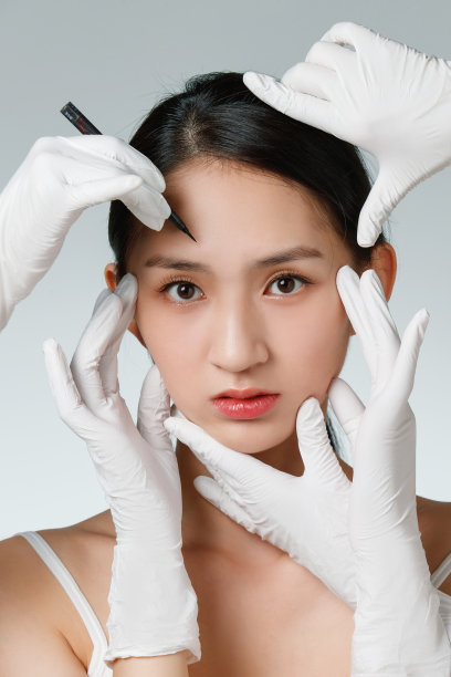 青年女人做整形手术图片下载