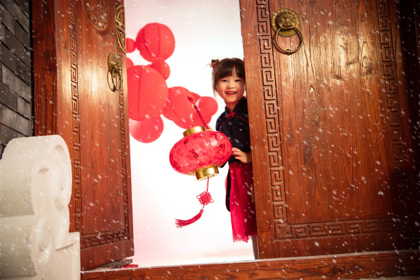 可爱的小女孩手提红灯笼庆祝新年图片下载