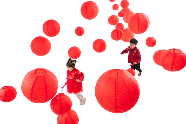 红灯笼下玩耍的男孩女孩图片下载