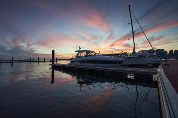 夕阳下的游艇图片下载