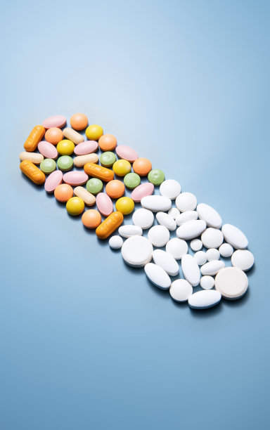 多色药丸摆成胶囊形状图片下载