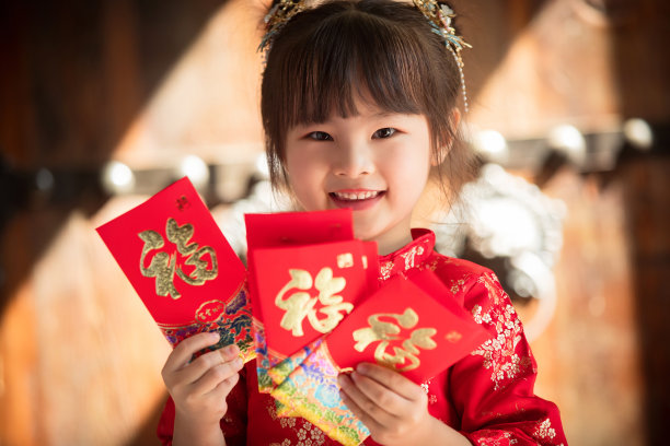 可爱的小女孩拿着红包图片下载