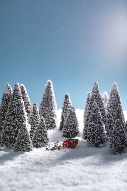 雪地上驯鹿拉着圣诞老人图片下载