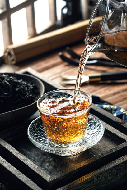 向下倒的茶水图片下载